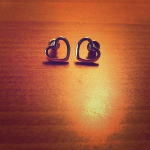 For Mel 🌺 Silver heart stud earrings